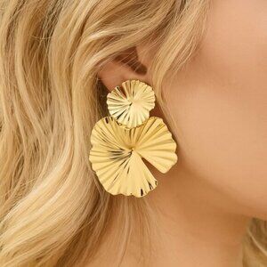 “Flora” Lightweight gold floral statement earrings 🌼